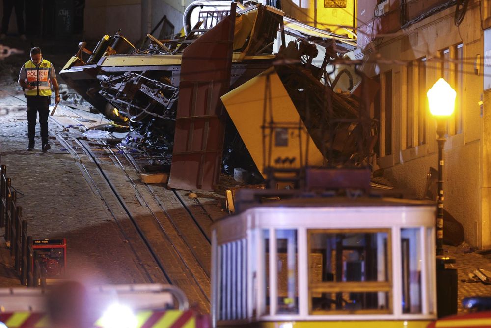 Un agente de policía permanece en el lugar del descarrilamiento del funicular Gloria en Lisboa, Portugal, el 3 de septiembre de 2025. Al menos 15 personas murieron en el descarrilamiento y otras 18 resultaron heridas, según informaron los servicios de emergencia locales.