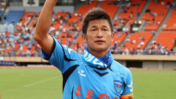 A los 48 años, un futbolista japonés amplió su récord como goleador