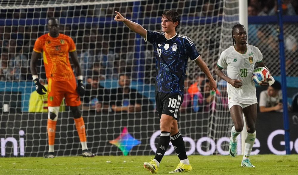 Nicolás Paz convirtió de tiro libre su primer gol con la camiseta de la Selección Argentina. Nicolás Paz convirtió de tiro libre su primer gol con la camiseta de la Selección Argentina. 