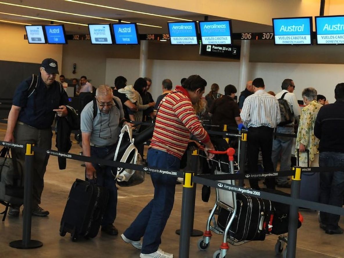 Mientras la clase media está muy apretada y viaja menos, crece el turismo al exterior.