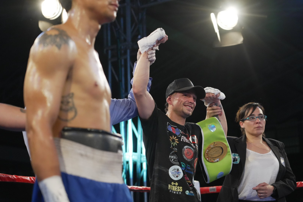 Coki Soto fue contundente desde el primer golpe y resolvi&oacute; r&aacute;pidamente, el pleito frente al colombiano Carlos Rayo a quien noque&oacute; en el primer asalto.&nbsp;