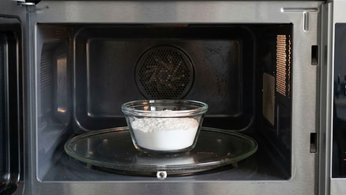 Por qué deberías poner bicarbonato de sodio en tu microondas toda la noche