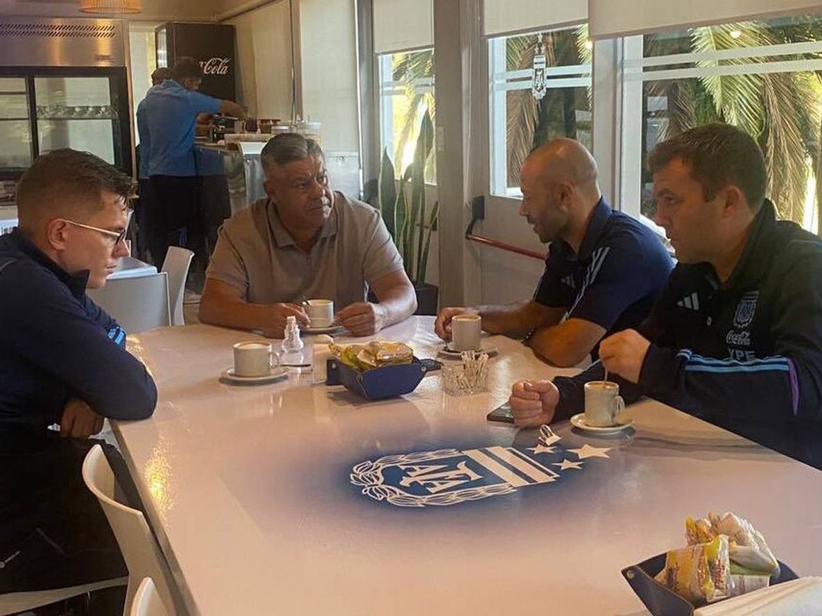 La reunión entre el Chiqui Tapia y Mascherano en el predio de Ezeiza. (@tapiachiqui)