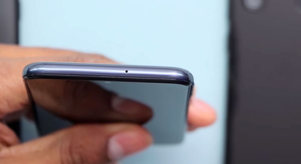 Aunque parezca insignificante, ese pequeño orificio ubicado en la parte superior del celular o junto al cargador es una pieza clave en la calidad de audio de tu celular.