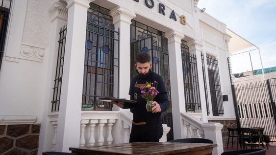 El bistró Flora B, ubicado en Godoy Cruz, es una de las tantas casonas que se han convertido en espacios gastronómicos y de disfrute. Foto: Ignacio Blanco / Los Andes