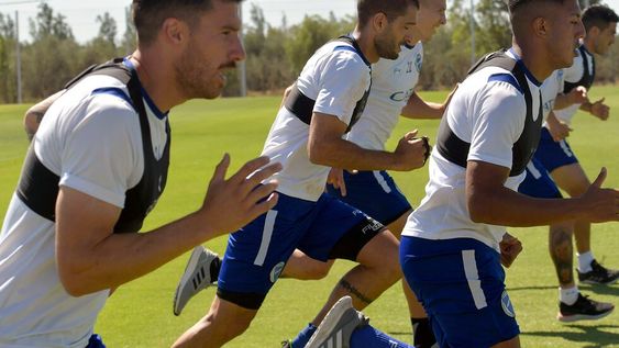 Pensando en el Ciclón. Pereira, Leyes, Nico Sánchez y Ferrari, en plena actividad física de ayer por la mañana en Coquimbito. Foto: Orlando Pelichotti