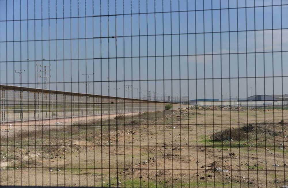 Largo pasillo enrejado para ingresar a la bloqueada Franja de Gaza desde Erez, Israel. Este es el cruce exclusivo para diplomáticos, periodistas extranjeros y servicios médicos.