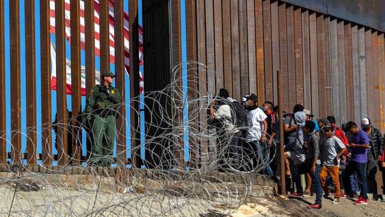 Migrantes mexicanos aguardan en la frontera con EE.UU.. Imagen de archivo.