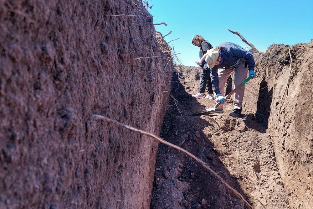 Peritos trabajan en el terreno de la guarnición militar de La Calera, donde funcionó el excentro clandestino de detención La Perla (Córdoba)