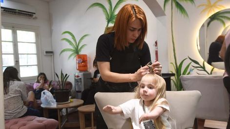 Los Andes | Sol le hace las trensas a Juanita. El año pasado se hizo una campaña solidarios con peluqueros mendocinos para reunir fondos para la pequeña. Foto: José Gutierrez / Los Andes