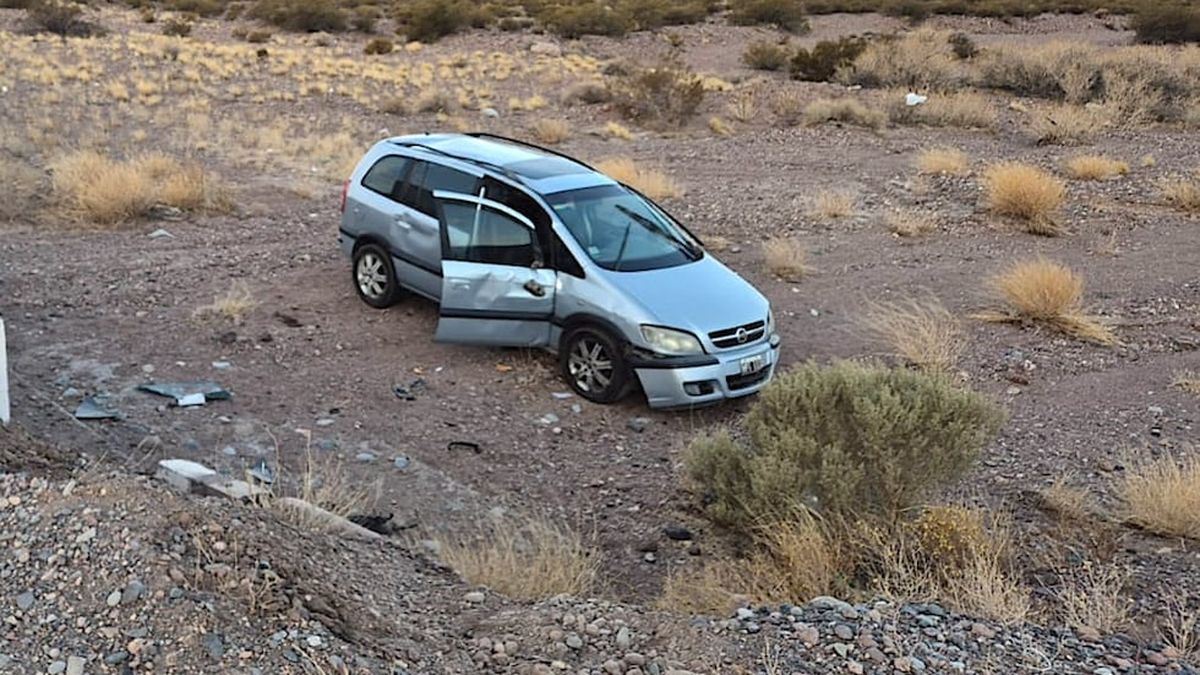 Una familia volcó en Uspallata sobre Ruta 7 cuando iba camino a Chile
