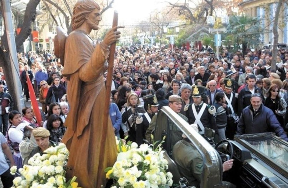 En 1561, cuando Pedro del Castillo fundó la ciudad, designó patrono a San Pedro, 5 años después la gente consideraba a Santiago Apóstol patrono principal.