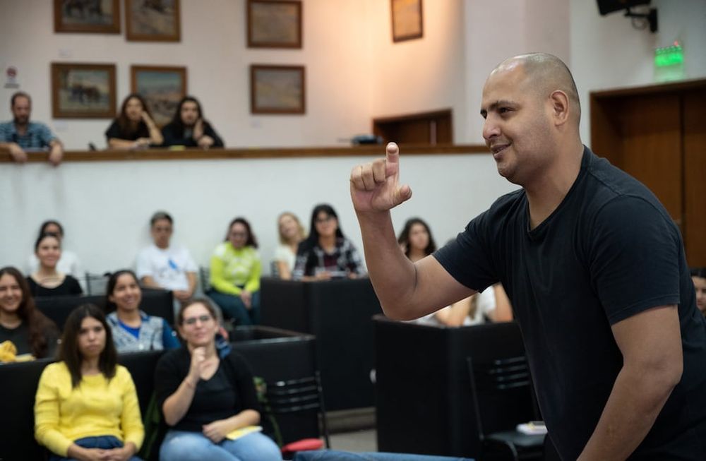 Estudiantes universitarios aprendieron lengua de señas