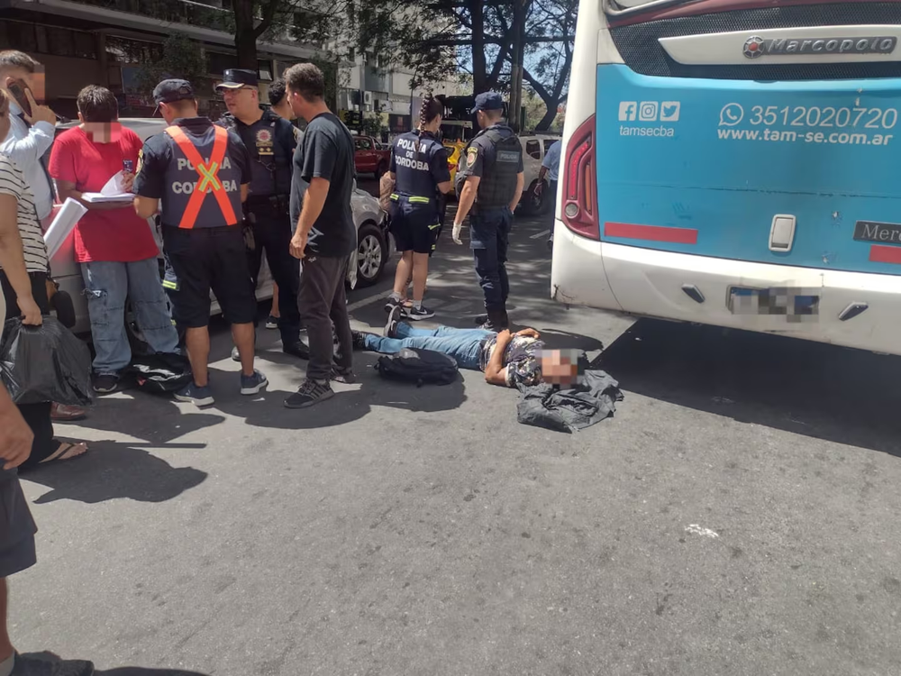 Robó un celular en un colectivo y fue atropellado cuanto intentaba escapar.