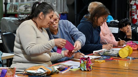 El taller no solo promueve el reciclaje, sino que también funciona como un ámbito de encuentro e intercambio entre emprendedoras. &nbsp;