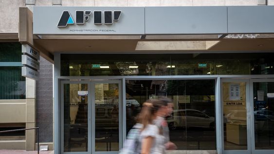 AFIP empieza a devolver el adelanto de Ganancias por las compras en dólares a quienes no están alcanzados por el tributo. Foto: Ignacio Blanco / Los Andes