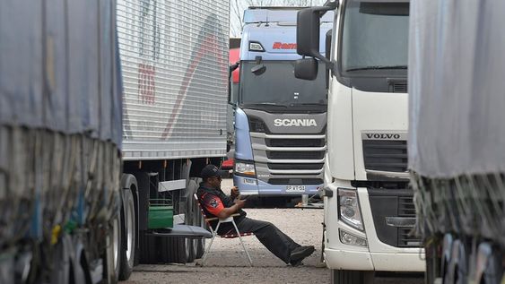 El sector de transporte reveló las pérdidas millonarias que acumulan por el cierre del Paso. Foto: Orlando Pelichotti.