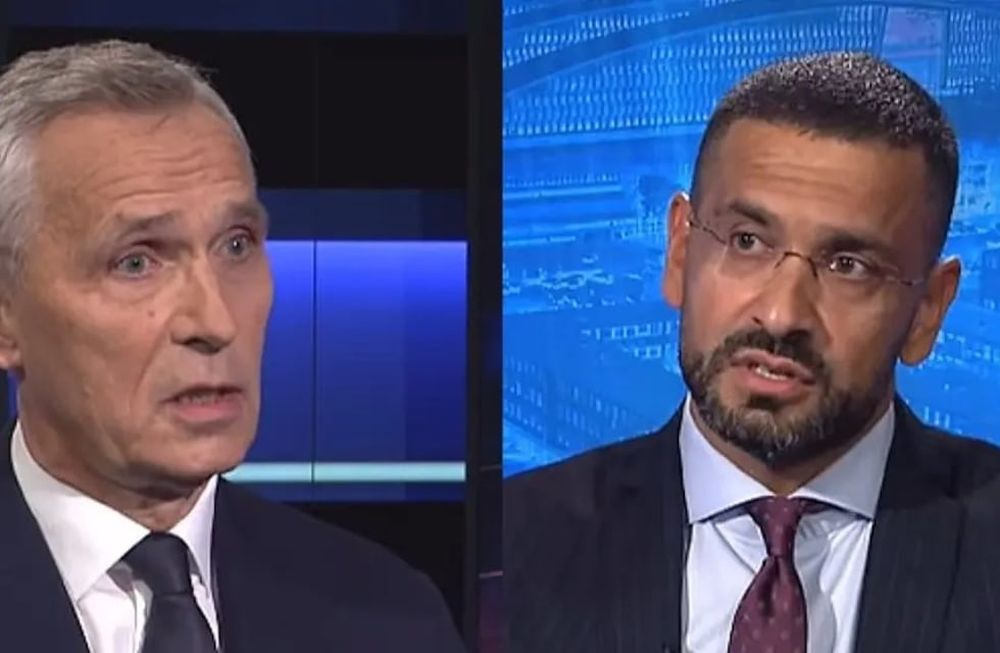 El ex secretario general de la OTAN, Jens Stoltenberg, y el periodista noruego Yama Wolasmal.
