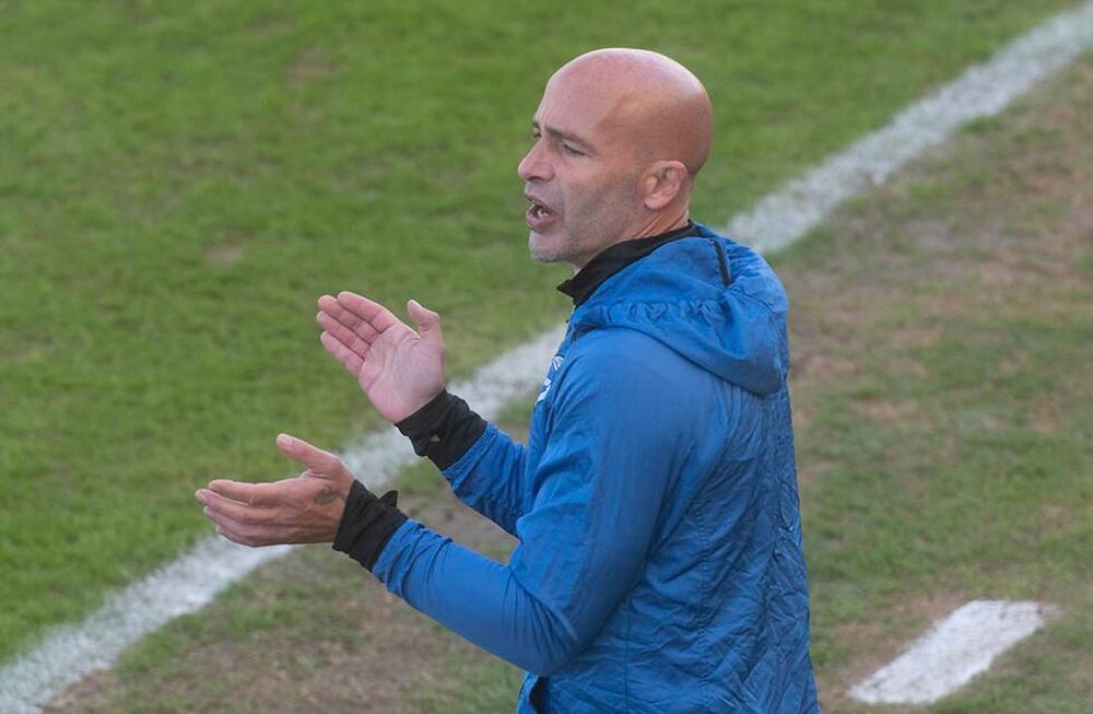 Absurdo. Ante la consulta virtual de Los Andes para que puntualizara sobre los fallos arbitrales, el DT respondió con total ironía. Innecesario y repudiable. / Ignacio Blanco