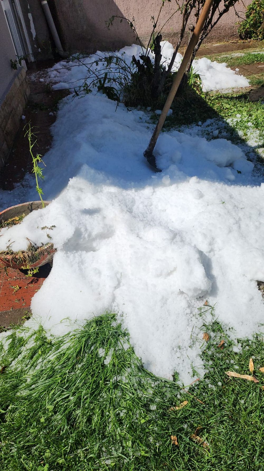 A&uacute;n hoy, m&aacute;s de 36 horas despu&eacute;s de la tormenta, el granizo segu&iacute;a acumulado en las viviendas de San Carlos. Foto: Gentileza