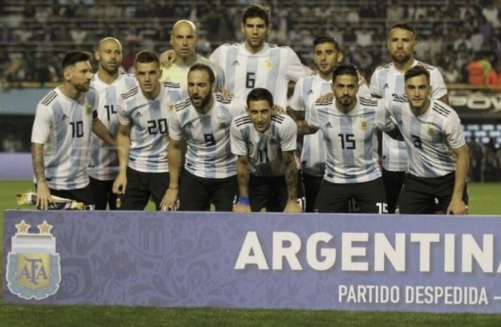 Mirá la foto que se hizo viral por el gesto de Messi en homenaje a un ex tombino