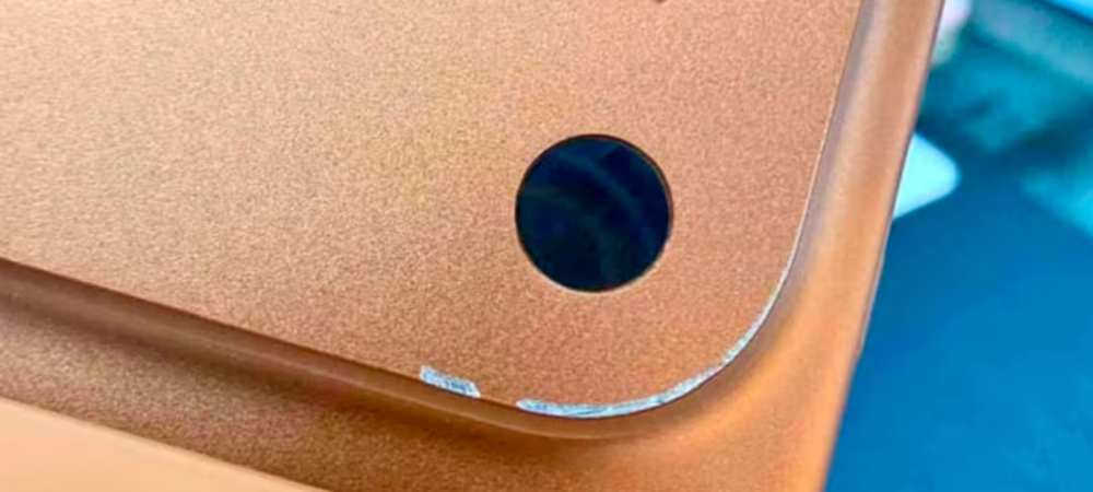 El llamado ScratchGate ya genera polémica: incluso las unidades de exhibición en tiendas Apple muestran desgaste prematuro en bordes y cámara.