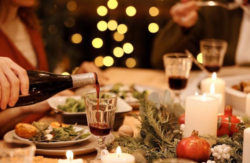 Los 6 alimentos que no debes mezclar con alcohol durante las fiestas.