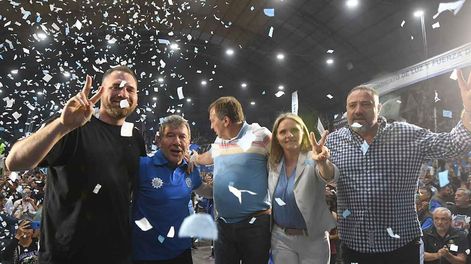 Los Andes | En el cierre de campaña de los candidatos a Diputados Nacionales por Mendoza estuvieron los gremios con fuerte presencia. Lautaro Cruciani (Movimiento Evita), Luis Márquez, Martín Aveiro, María Amalia Granata y Ricardo Letard en el Club YPF Petroleros de