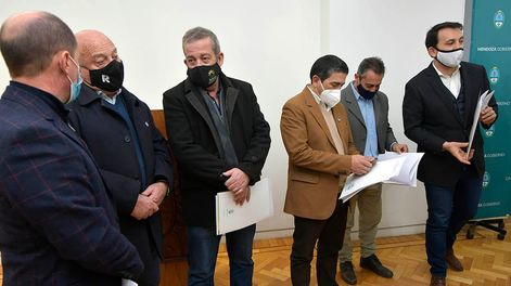 Los Andes | Los intendentes se reunieron en Casa de Gobierno y analizan la posibilidad de pedir pasaporte sanitario en sus comunas. Foto: Orlando Pelichotti  / Los Andes