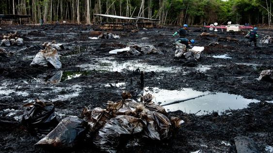 Imagen de archivo de un derrame de petróleo en el Amazonas en el año 2011, donde ya se ha destruido un gran porcentaje del mayor pulmón verde del planeta.