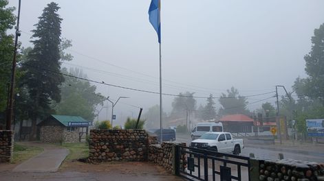 Vista del centro de El Manzano Histórico con cielo cubierto y nevada leve en horas de la siesta.