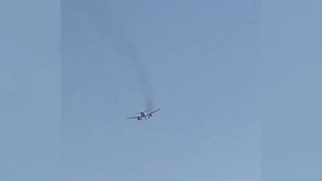Un avión de American Airlines debió regresar de emergencia a Las Vegas tras echar chispas y humo en pleno vuelo.