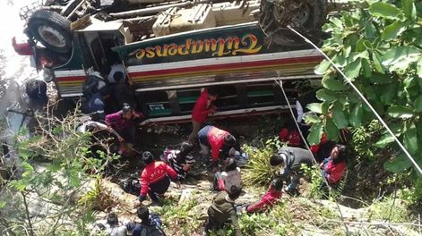 Más tragedia en Guatemala: se desbarrancó un bus con niños y hay al menos 8 muertos