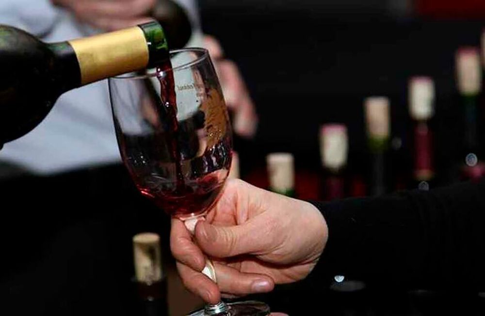 Es muy común que se confunda, entre los consumidores, el vino sin alcohol con el jugo de uva. Sin embargo, hay grandes diferencias en la forma de elaboración de uno y otro.  / Archivo.