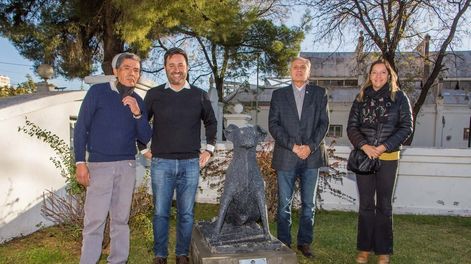 Los Andes | Oscar Sánchez, empleado municipal que ayudaba a cuidarlo; Mauricio Petri, secretario de Gobierno; Raúl Rufeil, intendente,  y Laura Alfonso, su madrina.