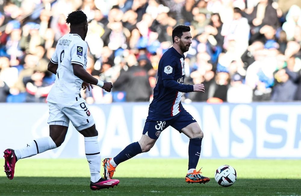 Paris (France), 19/03/2023.- Paris Saint Germains Lionel Messi (R) and Arnaud Kalimuendo of Rennes in action during the French Ligue 1 soccer match between Paris Saint Germain and Stades Rennais FC in Paris, France, 19 March 2023. (Francia) EFE/EPA/MOHAMMED BADRA