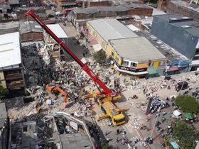 Fotografía aérea que muestra rescatistas en labores de búsqueda en el lugar donde se derrumbó un edificio de cuatro pisos en Pereira (Colombia) tras el terremoto de magnitud 7,4&nbsp;