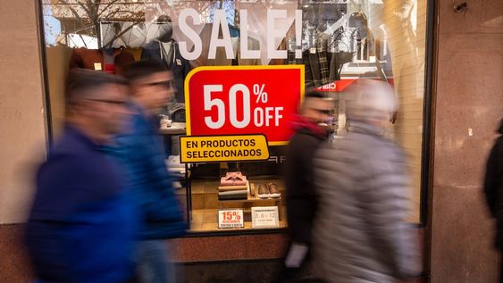 Los comercios del centro ofrecen descuentos para intentar que repunten unas ventas que vienen con una caída interanual que roza el 10%. Foto: Ignacio Blanco / Los Andes