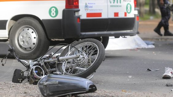 Un motociclista resultó herido tras colisionar con un auto