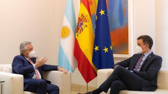 El presidente argentino, Alberto Fernández y su par español, Pedro Sánchez pidieron la liberación de las patentes de vacunas contra el Covid-19. Foto: Gentileza.