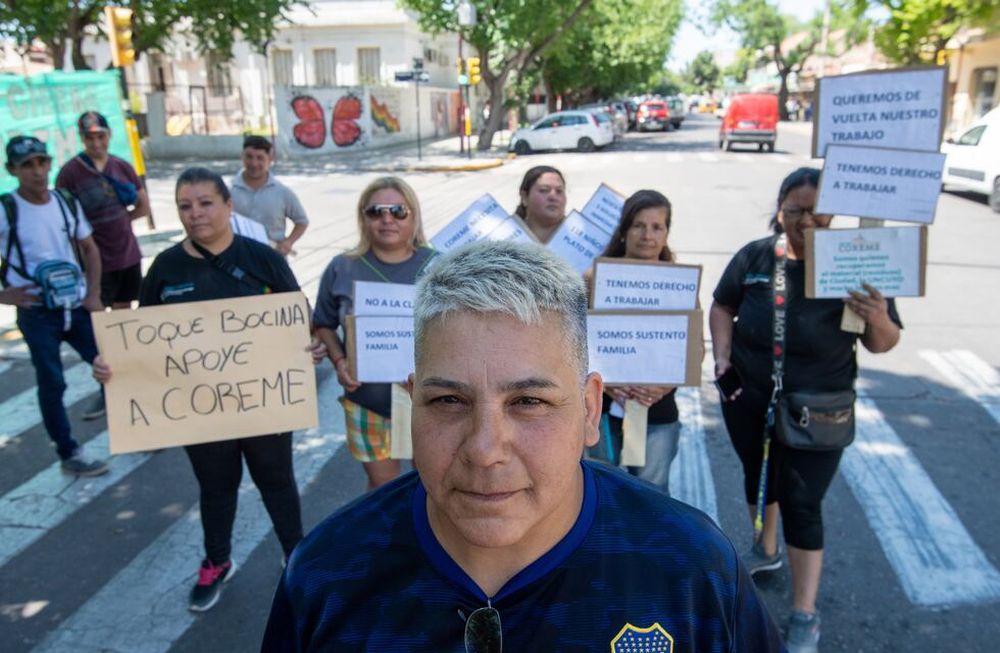 Trabajadores de la Cooperativa de recuperadores de Mendoza COREME reclamaron hace unos días frente a la Municipalidad de Las Heras para pedir la reapertura de la Planta que fue clausurada. Dicen que sus trabajadores se quedaron sin sustento. En primer plano, Mónica Sombra, quien sale a cartonear para poder comer desde que le cerraron la cooperativa.Foto: Ignacio Blanco / Los Andes