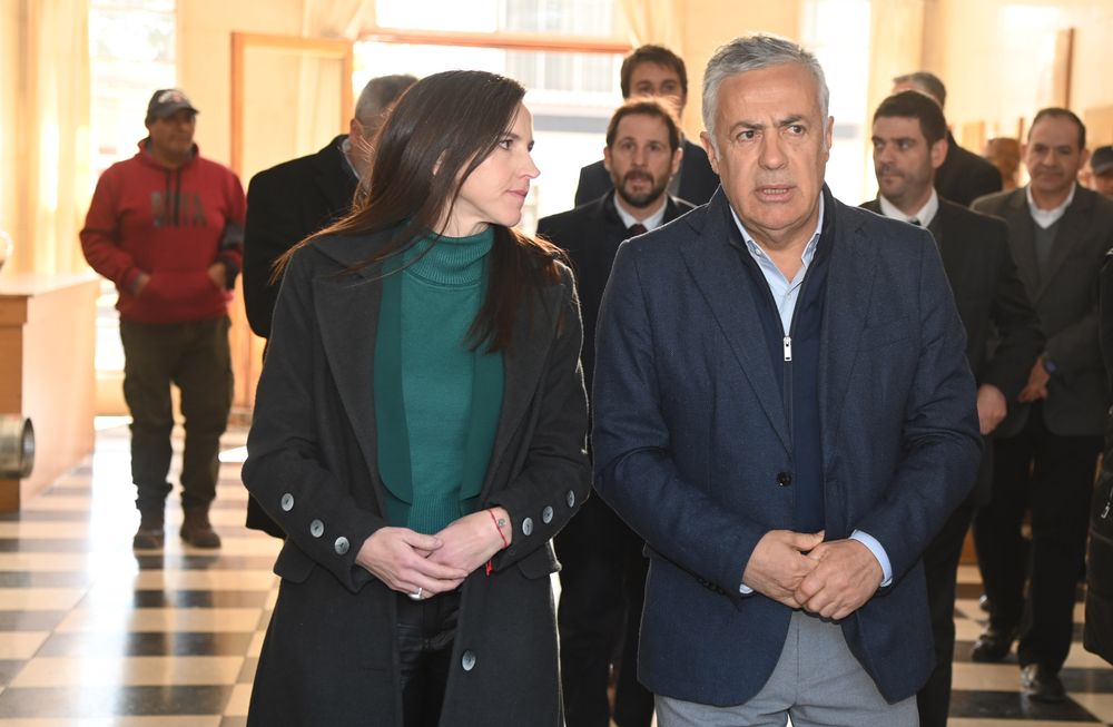 La ministre de la Sécurité et de la Justice, Mercedes Rus, avec le gouverneur Alfredo Cornejo.