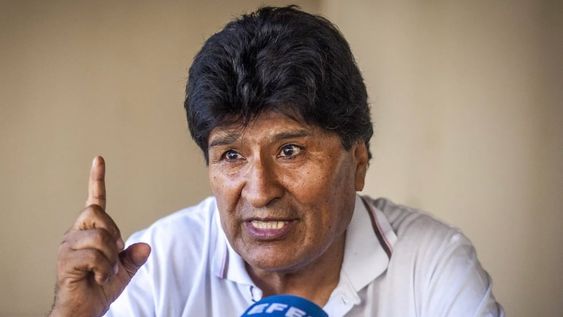 El ex mandatario quiere postularse para un cuarto mandato a pesar de la postura del Tribunal Constitucional y amenazó con levantamientos y protestas. EFE