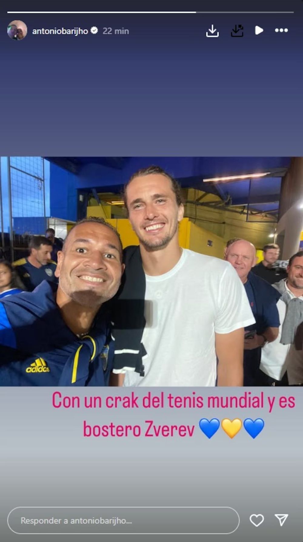 Antonio &ldquo;El Chipi&rdquo; Barijho junto a Alexander Zverev en la cancha de Boca