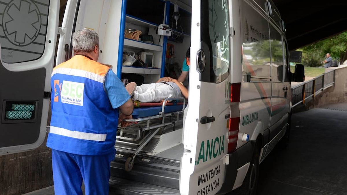 Se quedó dormido al volante en Maipú y volcó con su camioneta: dos heridos