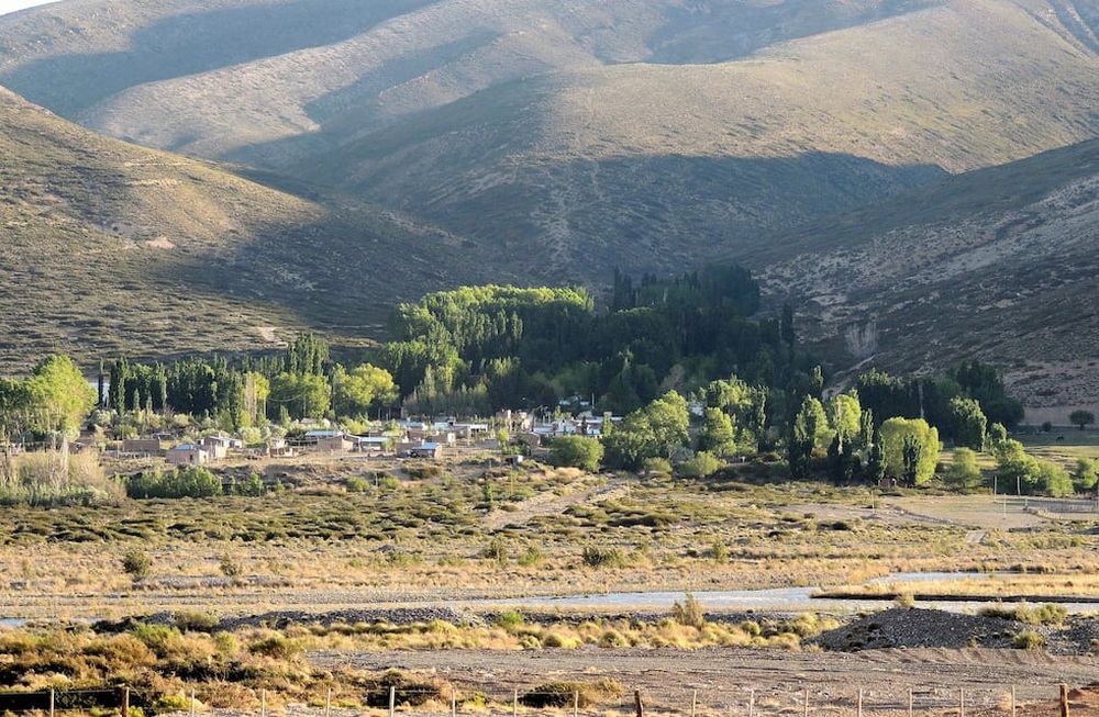 Una obra clave es la culminación del asfaltado de la ruta turística, comercial y estratégica entre Bardas Blancas y Ranquil Norte, al límite con Neuquén.
