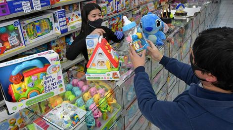 Los clientes de Banco Nación tendrán distintas promociones para comprar el regalo con descuentos y cuotas. Foto: Orlando Pelichotti / Los Andes