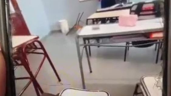 Captura del video que registró la agresión de un alumno contra un profesor en la Escuela Nacional, en San Martín