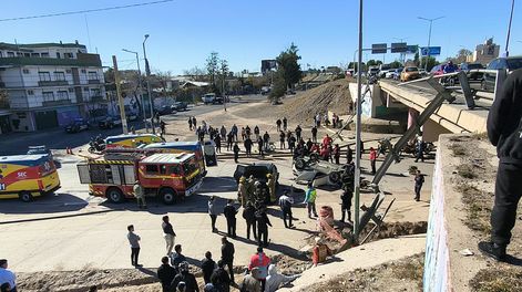 Tragedia en Guaymallén: murió una persona tras caer con su vehículo desde el Acceso Este.