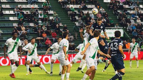 Independiente Rivadavia tuvo un arranque furioso y generó chances: Bucca fue uno de los que aportó un cabezazo que se fue cerca.